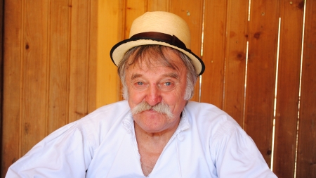 Moş Pupăză, omul care-și cerea iertare stejarilor (GALERIE FOTO)