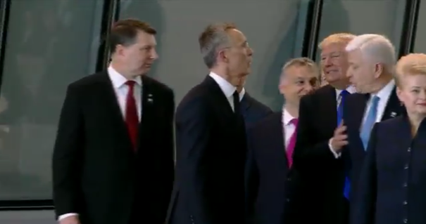 Faceți loc, faceți loc, Donald Trump pe primul loc!