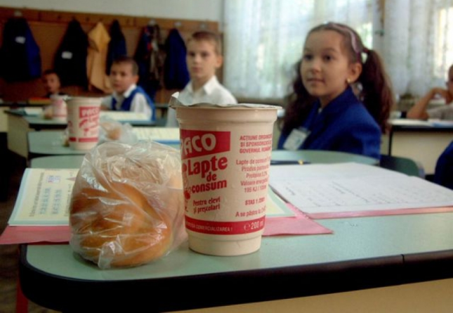 Distribuția laptelui, cornului, merelor și biscuiților în școlile din județ începe din 9 septembrie