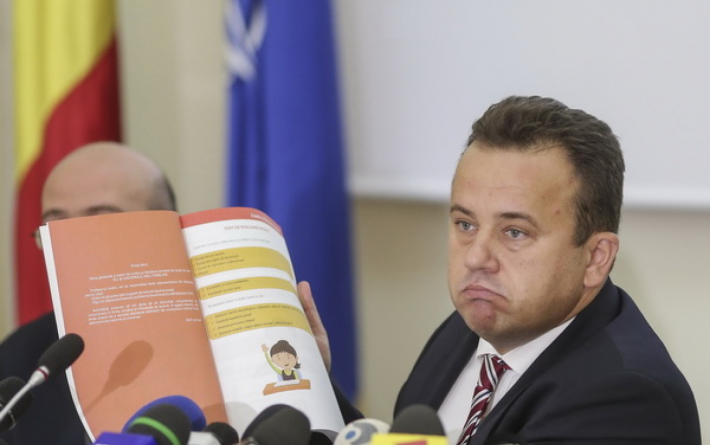 De ce nu a vrut Liviu Marian Pop să dea manuale peste Prut