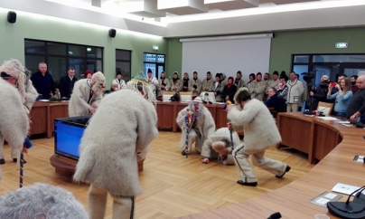 Au venit mascații la Consiliul Județean