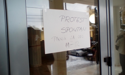 Protest spontan al angajaților de la Casa Județeană de Pensii