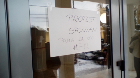 Protest spontan al angajaților de la Casa Județeană de Pensii
