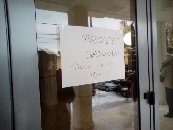 Protest spontan al angajaților de la Casa Județeană de Pensii