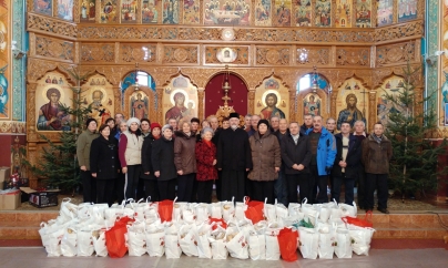 70 familii nevoiașe din parohia Bisericii „Nașterea Domnului”  au primit pachete de Crăciun