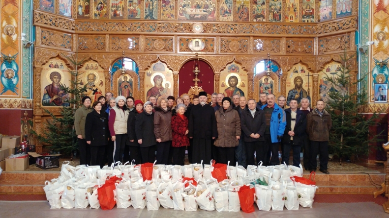 70 familii nevoiașe din parohia Bisericii „Nașterea Domnului”  au primit pachete de Crăciun
