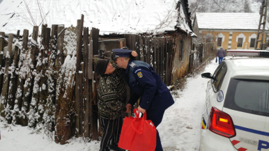 Polițiștii băimăreni le-au dus daruri unor bătrâni necăjiți