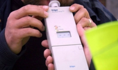 Inconștiență: a condus băut, cu fiica sa de doi ani în mașină, și s-a izbit de un copac