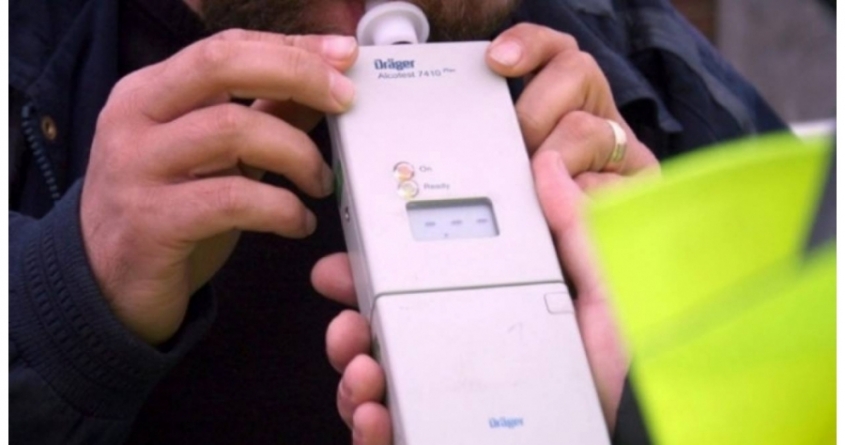 Inconștiență: a condus băut, cu fiica sa de doi ani în mașină, și s-a izbit de un copac