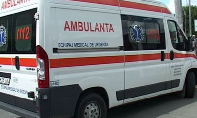 Un băimărean și-a vărsat nervii pe o ambulanță, pe care a ”rănit-o” pe ici, pe colo