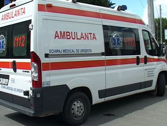 Un băimărean și-a vărsat nervii pe o ambulanță, pe care a ”rănit-o” pe ici, pe colo