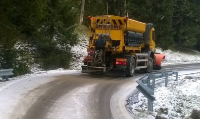 42 de tone de antiderapant împrăștiate pe drumurile naționale