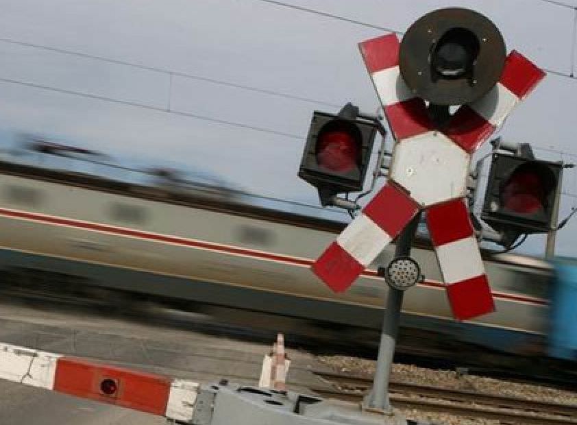 A rămas fără permis pentru că a distrus bariera de la trecerea la nivel cu calea ferată