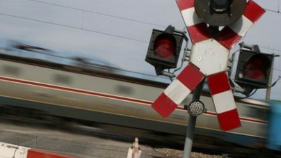 Un șofer băut a defectat semaforul trecerii la nivel cu calea ferată din Hideaga