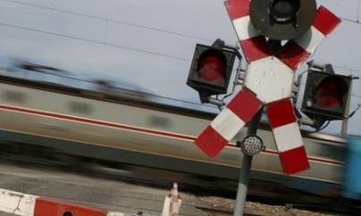 Un șofer băut a defectat semaforul trecerii la nivel cu calea ferată din Hideaga