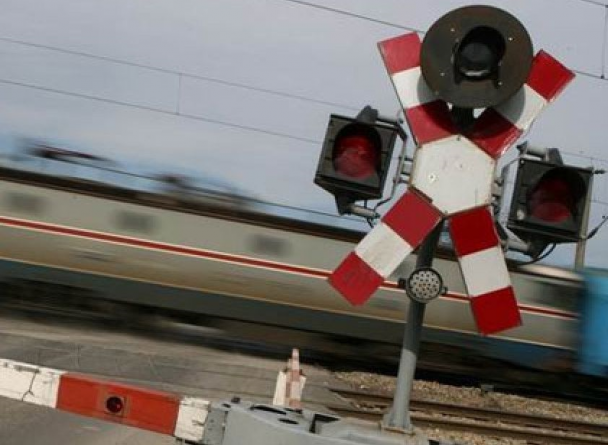 Un șofer băut a defectat semaforul trecerii la nivel cu calea ferată din Hideaga