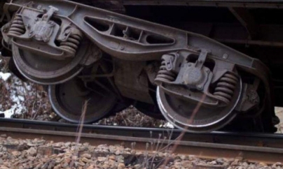 Ciocnire cu trenul la Țicău; șoferul a scăpat cu viață, dar mașina sa a provocat deraierea locomotivei