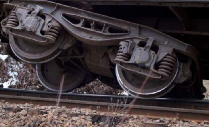 Ciocnire cu trenul la Țicău; șoferul a scăpat cu viață, dar mașina sa a provocat deraierea locomotivei