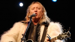 Emblematicul Ștefan Hrușcă își serbează ziua de naștere, rămânând vocea inconfundabilă a colindului românesc