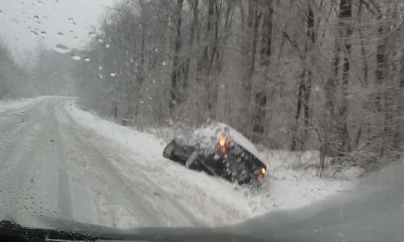 Un șofer pilit și-a ”parcat” mașina în șanț, după care și-a luat tălpășița