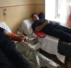 La Sighet, Moș Nicolae a  adus bolnavilor care necesită transfuzii sânge donat de polițiști