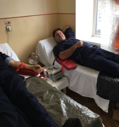 La Sighet, Moș Nicolae a  adus bolnavilor care necesită transfuzii sânge donat de polițiști