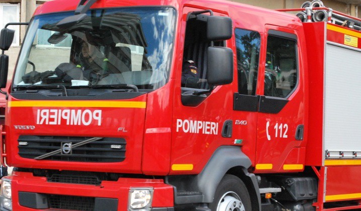 Pompierii maramureșeni, așteptați să ajute la stingerea unei sonde în flăcări din Satu Mare