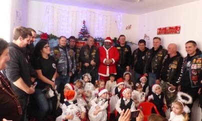 Moș Crăciun a dat liber renilor și  a venit cu motocicleta la grădinița din Băiuț