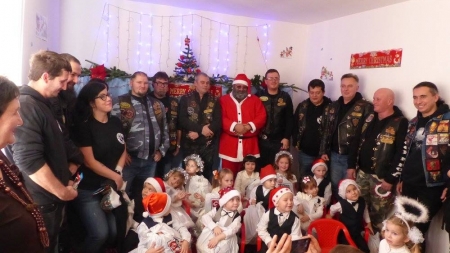 Moș Crăciun a dat liber renilor și  a venit cu motocicleta la grădinița din Băiuț