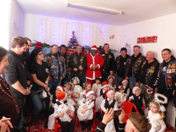 Moș Crăciun a dat liber renilor și  a venit cu motocicleta la grădinița din Băiuț