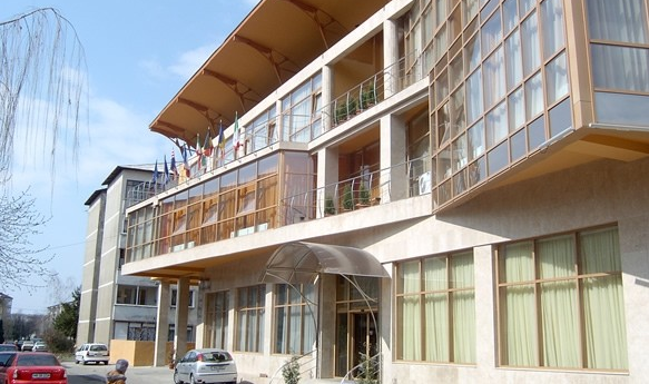 Hotelul băimărean „Ambassador” se transformă în bloc de locuinţe