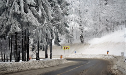 Indicatoare pentru interzicerea parcării pe DJ 109F în zona pârtiilor din Cavnic