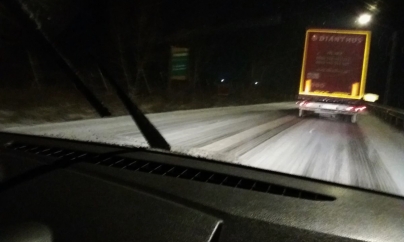 Peste 50 de tone de material antiderapant s-au împrăștiat pe șoselele Maramureșului