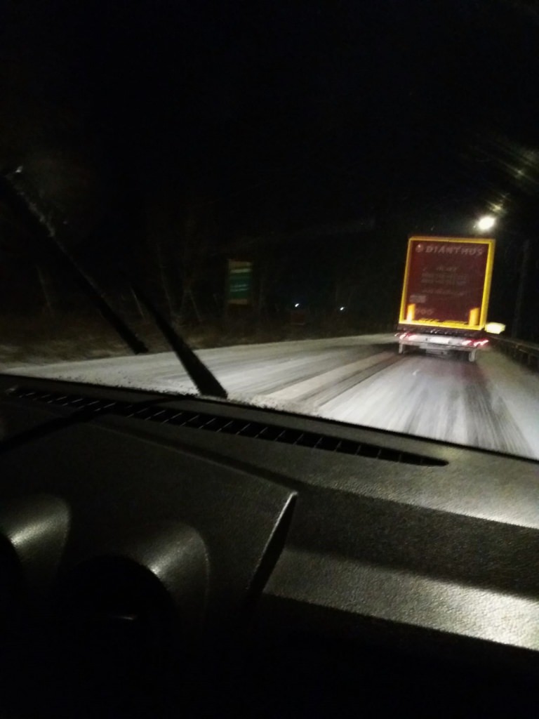 Peste 50 de tone de material antiderapant s-au împrăștiat pe șoselele Maramureșului