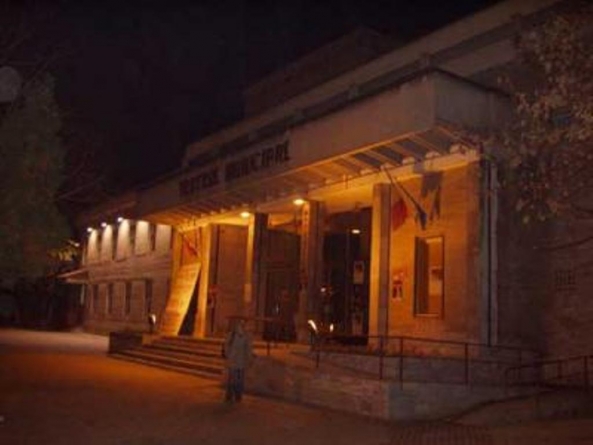 Poftiți la Teatrul Municipal