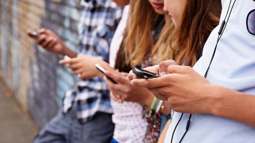 Adolescenții care stau toată ziua cu nasul în telefon sunt mai puțin fericiți ca alții
