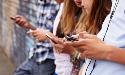 Adolescenții care stau toată ziua cu nasul în telefon sunt mai puțin fericiți ca alții