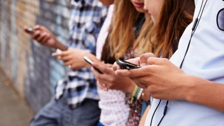 Adolescenții care stau toată ziua cu nasul în telefon sunt mai puțin fericiți ca alții