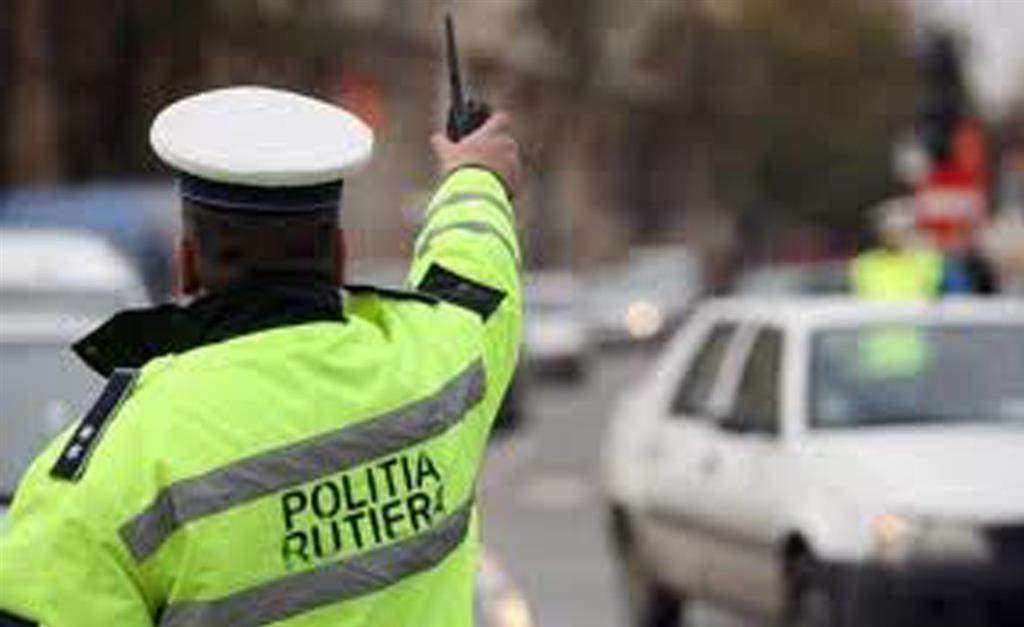 Un polițist a fost accidentat de mașina pe care a încercat să o oprească. Șoferul consumase alcool