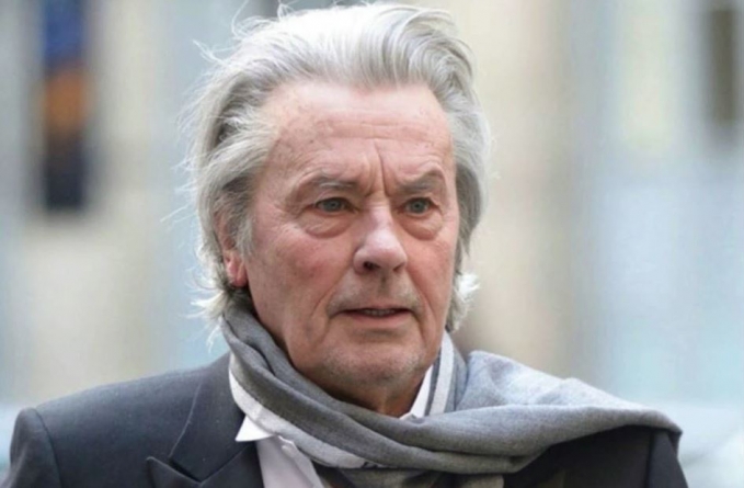 Alain Delon vrea să fie înmormântat în mijlocul câinilor