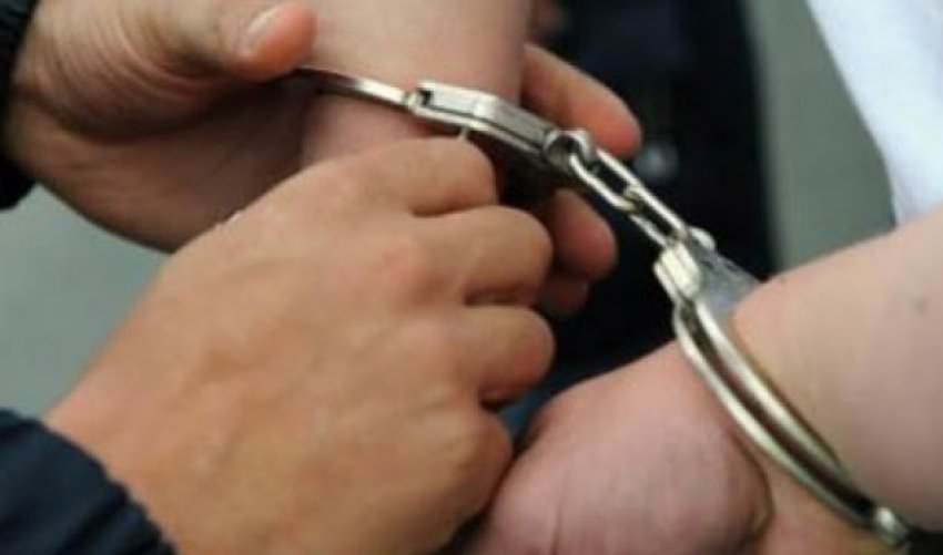 Tânăr arestat preventiv după ce a distrus parbrizul unei mașini; A încercat să fure și un portofel dintr-o alta