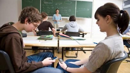 Greu de înghițit: fără telefoane mobile la ore