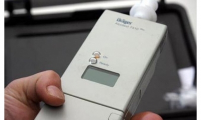 O biciclistă beată criță a scăpat ca prin minune teafără după ce a căzut în fața unei mașini