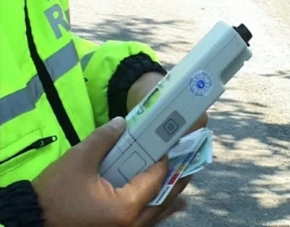 Iresponsabilitate pe șosele: unii conduc beți, alții fără permis