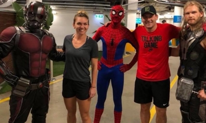 Super Halep s-a întâlnit cu super eroi înainte de debutul la Australian Open