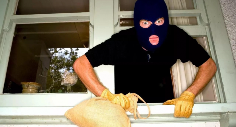 Pentru că au furat, unul a fost închis, iar altul e cercetat