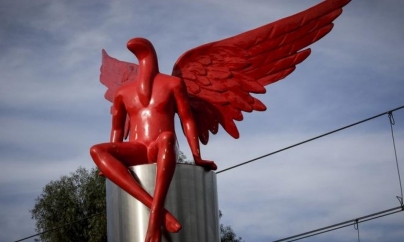 Niște greci supărați au dat de pământ cu statuia unui înger, considerând că arată ca dracul