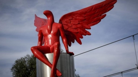 Niște greci supărați au dat de pământ cu statuia unui înger, considerând că arată ca dracul