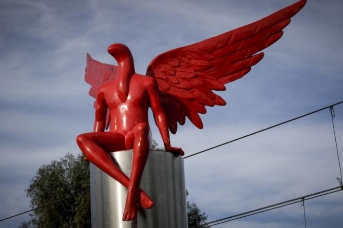 Niște greci supărați au dat de pământ cu statuia unui înger, considerând că arată ca dracul