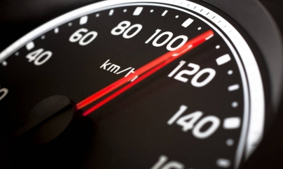 Un tânăr fără permis a fost prins gonind prin localitate cu peste 100 km/h